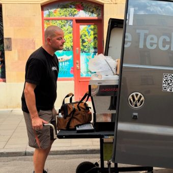 Compact folding cart for safe handling of coffee equipment and heavy objects