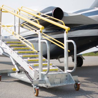 Wide platform with adjustable height for industrial use