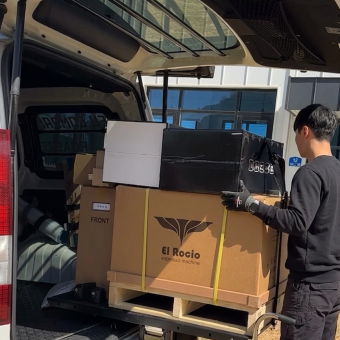 Close-up of Demtruk DELUX 2.0 material handling equipment platform and wheels