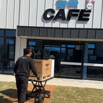 Adjustable height Demtruk DELUX 2.0 material handling equipment in use